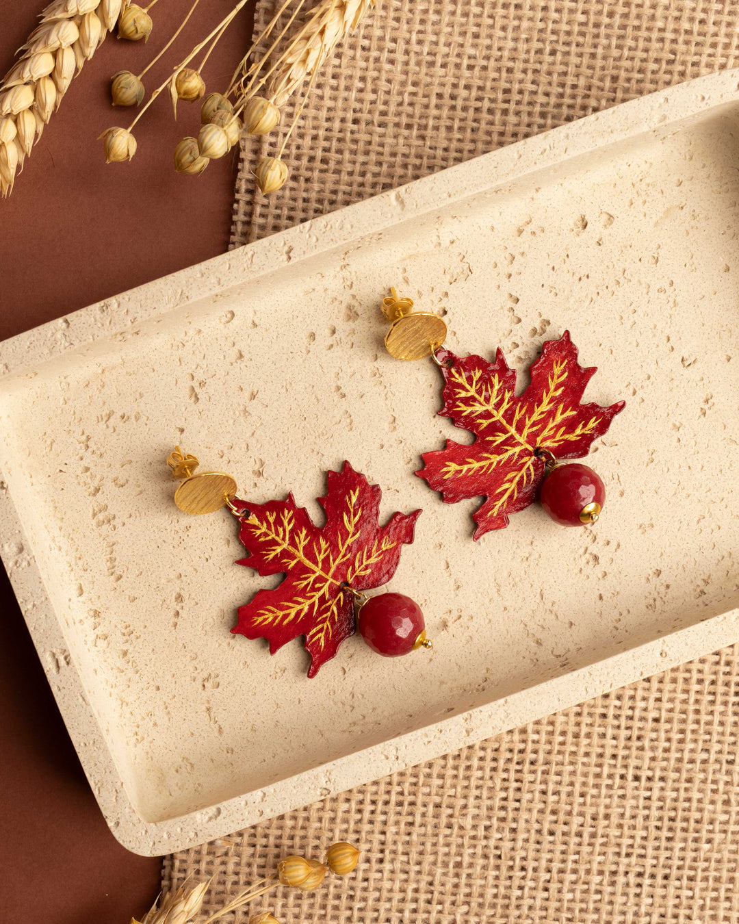 Orecchini Foglia d'Acero Bordeaux